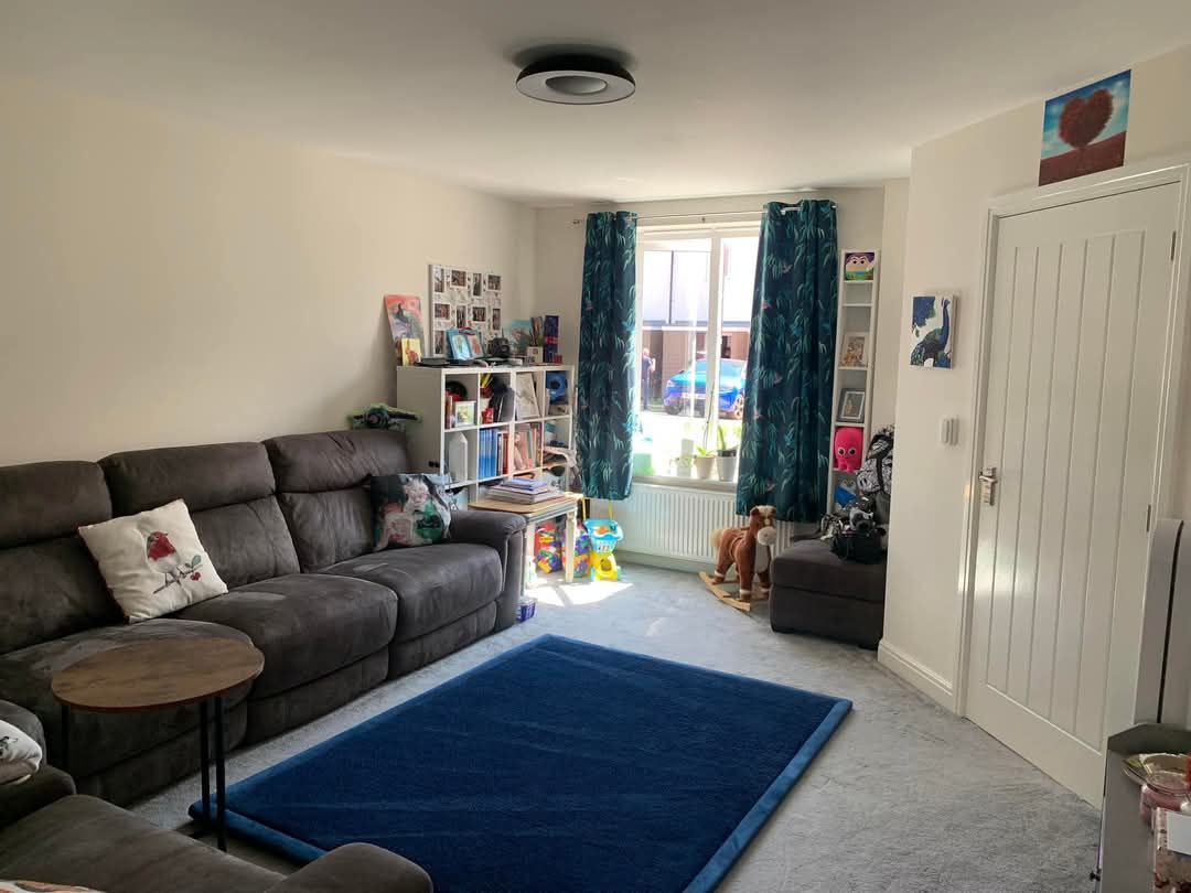 Immaculate Living Room - Image 3